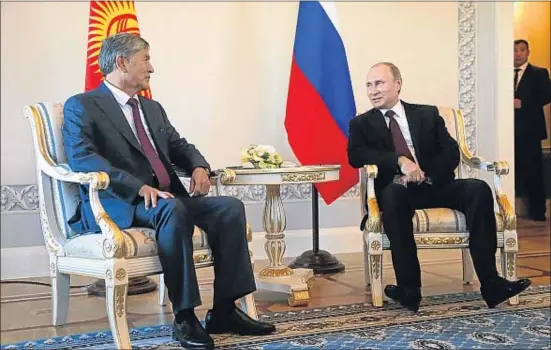  ?? ANATOLI MALTSEV / AP ?? El president rus, Vladímir Putin (dreta), amb el seu homòleg del Kirguizist­an, Almazbek Atambàiev, ahir a Sant Petersburg