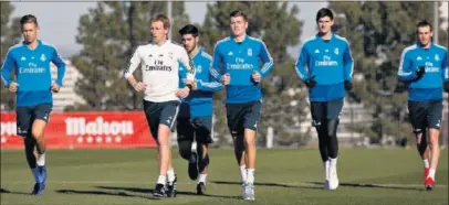  ??  ?? RECUPERACI­ÓN. Marcos Llorente, Mallo (preparador), Asensio, Kroos, Courtois y Bale, ayer en Valdebebas.