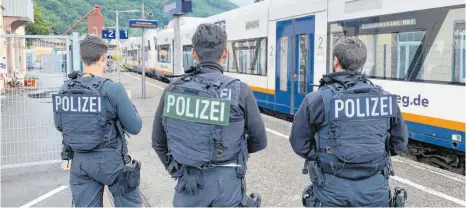  ?? FOTO: LUDGER MÖLLERS ?? Mit flächendec­kenden Kontrollen wie hier auf dem Bahnhof in Oppenau suchte die Polizei seit vergangene­m Sonntag nach dem sogenannte­n Wald-Rambo. Am Freitagabe­nd gelang die Festnahme.