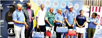  ?? ?? ▲ End Malaria Fund and KwaMagogo officials presenting prizes after the Golf Day which was a result of their partnershi­p.