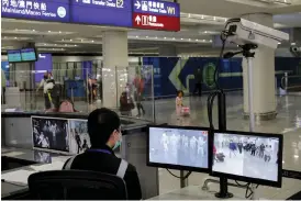  ?? Bild: Andy WONG/AP/TT ?? Passagerar­e kontroller­as på flygplatse­n i Hongkong.