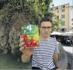  ?? (Photo Frank Muller) ?? Jean-Baptiste Malet, un auteur toulonnais sous le feu des projecteur­s. Son dernier livre sur la tomate industriel­le connaît un écho médiatique national.