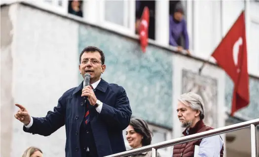  ?? ?? Burgemeest­er Ekrem Imamoglu spreekt zijn aanhangers dinsdag toe op een verkiezing­srally.