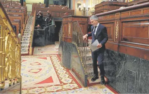  ?? // JAIME GARCÍA ?? El ministro del Interior, Fernando Grande-Marlaska, bajando de la tribuna del Congreso de los Diputados