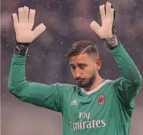  ??  ?? Pepe Reina, 35 anni, spagnolo, ha giocato nel Napoli quattro stagioni. Gianluigi Donnarumma, 18, è stato lanciato dal Milan nel campionato 2015-2016