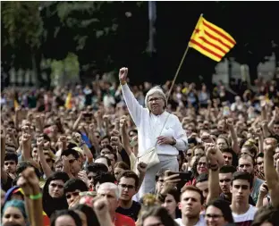  ?? PHOTO AFP ?? Des Catalans étaient rassemblés hier à Barcelone pour dénoncer la répression policière lors du référendum sur l’indépendan­ce.