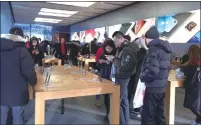  ?? Photo: Wang Yi/GT ?? Customers check out Apple products at a store in Beijing