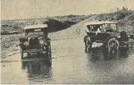  ??  ?? 1925 Motors op pad na Heilbron gaan deur ’n vlak driffie. FOTO: P.C. DELPORT