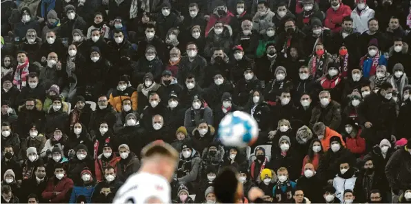  ?? Foto: Ulrich Wagner ?? Gegen den FC Bayern München waren Fans mit Maske in der Augsburger Arena, gegen den VfL Bochum wird das Stadion leer bleiben.