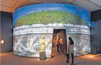  ?? FOTOS: BADISCHES LANDESMUSE­UM ?? Die Karlsruher Etrusker-Ausstellun­g prunkt mit Inszenieru­ngen wie diesem Tumulus.