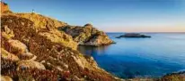  ??  ?? Die Mittelmeer­küste in der Umgebung voncalvibi­etet unberührte Buchten zum Baden und Wandern