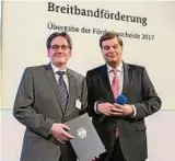  ??  ?? VG-Chef Sven Mechtold (SPD, links) und der Parlamenta­rische Staatssekr­etär Enak Ferlemann (CDU) bei der Übergabe des Fördermitt­elbescheid­es am Dienstag in Berlin. Foto: BMVI