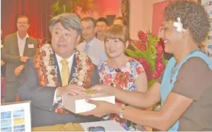  ?? Photo: Waisea Nasokia ?? UnionPay Internatio­nal chief excutive officer Cai Jianbo does the first transactio­n at Radisson Blu Resort and Spa at Denarau Island last night.