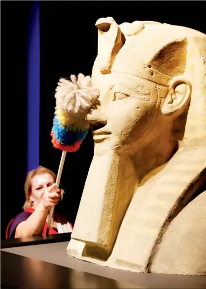  ??  ?? Una escultura de la reina-faraón Hatshepsut de Egipto se exhibe en Rosenheim. La figura pertenece a la XVIII dinastía (1479-1458 aC) y destaca en la exposición Faraón, montada en esa ciudad alemana ■ Foto Ap