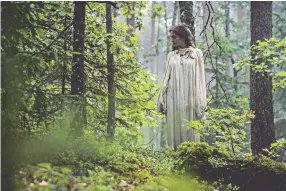  ?? Кадр из фильма ?? Героиня водила ритуальные хороводы в лесу.