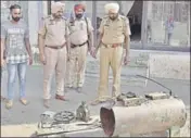  ?? GURPREET SINGH/HT ?? Police officials inspecting the spot at Peepal Chowk in the Giaspura area of Ludhiana on Sunday.