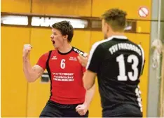  ?? Foto: Buchholtz ?? Die Herren II des TSV Friedberg (rot) gewannen gegen Grafing II mit 3:2 Sätzen. Hier freuen sich Stefan Böck (links) und Michael Höbel.