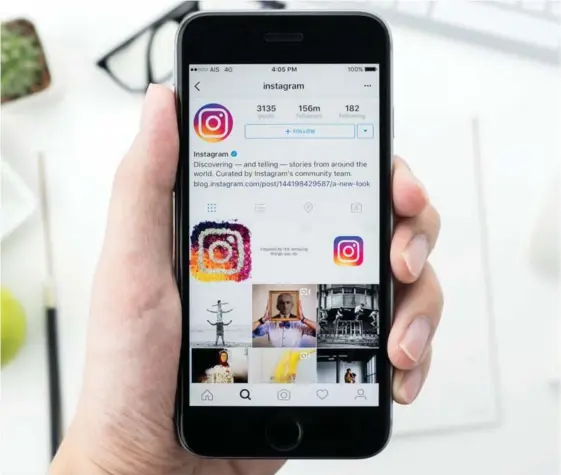  ?? SHUTERSTOC­K ?? Instagram tiene poco más de 500 millones de usuarios. Hasta el momento, la app se había caracteriz­ado por permitir a sus usuarios tomar fotografía­s reposadas. La nueva funcionali­dad habilita la posibilida­d de contar historias que desaparece­rán 24 horas...