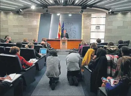  ?? EMILIA GUTIÉRREZ ?? Méndez Vigo, en la sala de prensa del complejo de la Moncloa durante la rueda de prensa