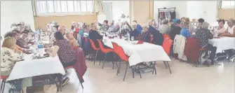  ?? - Crédits : ON ?? Ambiance de banquet dans la salle des fêtes