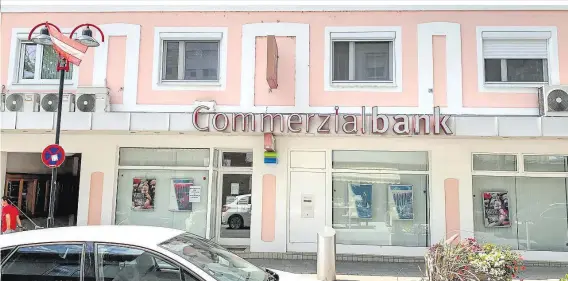  ??  ?? Mitte der 1990er-Jahre wurde die Commerzial­bank gegründet, Mitte Juli 2020 wurde sie geschlosse­n. Der Schaden könnte an die 700 Millionen Euro betragen