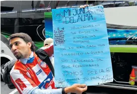  ??  ?? Este aficionado del Junior llegó con una pancarta para alentar a los Tiburones.