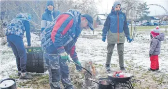  ?? FOTO: EVA WINKHART ?? Bei der Produktion von Dosenkerze­n in Urbans Garten hilft die ganze Familie aus der Ukraine (von links): Karina, Lena, Mischa, Tymur und Nika.