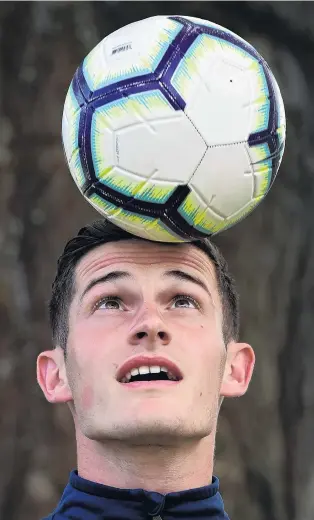  ?? PHOTO: PETER MCINTOSH ?? Heads up. . . Southern United player Tony Whitehead practises at the University Oval on Thursday.