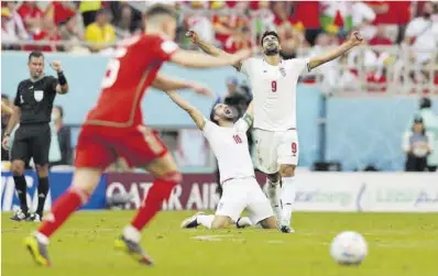  ?? Adrian Dennis / AFP ?? Tahremi y Ansarifard, jugadores de Irán, celebran la valiosa victoria contra Gales, ayer.