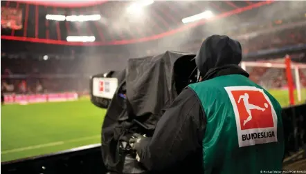  ?? Bild: Michael Weber IMAGEPOWER/IMAGO ?? Die Medienrech­te der Fußball-Bundesliga bleiben unangetast­et - demnächst werden sie für die nächste Rechteperi­ode versteiger­t