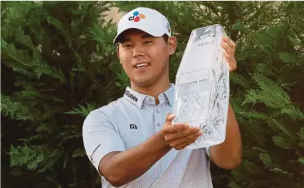  ?? AFP PIC ?? Kim Si-Woo celebrates with the winner's trophy after the final round of The Players Championsh­ip at TPC Sawgrass on Sunday.