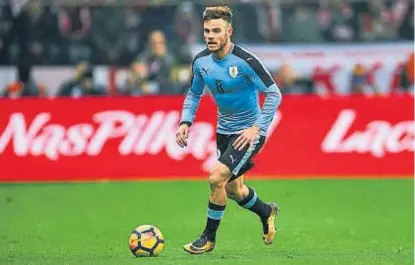  ??  ?? Bien lejos. Nández jugó con Uruguay una copa en China. El jugador y un viaje de 36 mil kilómetros, de ida y vuelta.