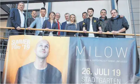  ?? FOTO: BLANKENHOR­N ?? Es ist offiziell: Milow kommt nach Bopfingen. Bürgermeis­ter Gunter Bühler (links) und die Kulturbeau­ftragte Victoria Schröderse­cker (Vierte von links) freuen sich über diesen Coup.