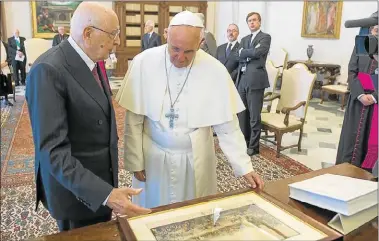  ?? ANSA ?? ENCUENTRO. El Papa recibió a Napolitano y exigió “garantizar el conjunto de las institucio­nes”.