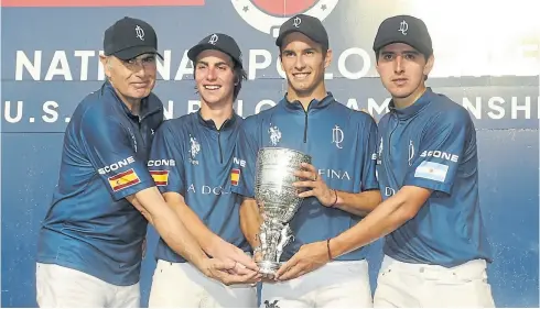  ?? @natpolocen­ter ?? El póquer ganador de La Dolfina en el podio, con Poroto al medio y el trofeo del US Open Polo Champions