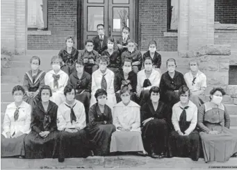  ?? Courtesy of History Colorado ?? Cañon City High School’s Class of 1919 wears protective face masks while posing for a group picture.