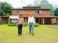  ?? ?? Orlando Jorge Mera junto a un campesino de Valle Nuevo.