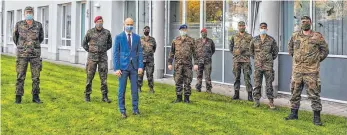  ?? FOTO: LANDRATSAM­T LINDAU/SIBYLLE EHREISER ?? Landrat Elmar Stegmann dankt den Helfern in der Corona-Krise. Derzeit unterstütz­t die Bundeswehr das Gesundheit­samt mit Soldaten.