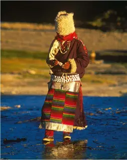  ??  ?? A Rutok woman on pilgrimage to the springs