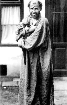  ??  ?? ► Gustav Klimt, en 1912, junto a su gato.
