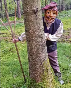  ?? Foto: Narrenzunf­t Bauernrebe­llen ?? Wer versteckt sich denn da im Wald? Es ist einer der Babenhause­r Bauernrebe­llen, die zur Faschingsz­eit ihr Unwesen treiben wollen