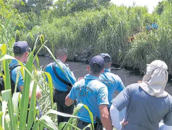  ??  ?? ESCENA. El cadáver de Núñez fue levantado a las 11:00 am y tenía varios balazos, según la Policía.