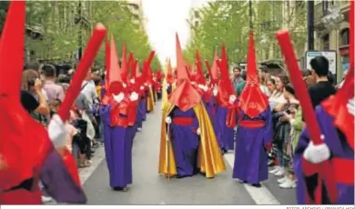  ?? FOTOS: ARCHIVO / GRANADA HOY ?? Los Gitanos combina morado, rojo y dorado.