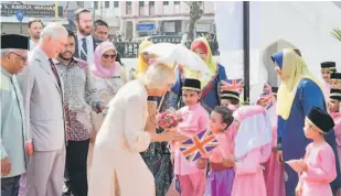  ?? — Gambar Bernama ?? KUNJUNGAN DIRAJA: Putera Charles dan Camilla pada lawatan ke Masjid Kapitan Keling di Jalan Buckingham, George Toen semalam.