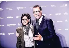  ??  ?? Bundesmini­ster Gerd Müller und Ehefrau Gertie amüsierten sich auf dem roten Teppich, der dieses Mal blau war.