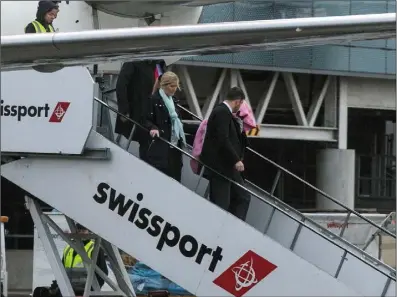  ?? Pic: Mark Condren ?? Lisa Smith is covered by a pink baby blanket as she disembarks from the Turkish Airlines flight.