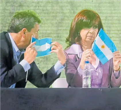 ?? AP ?? Banderitas. Sergio Massa y Cristina Kirchner tienen divergenci­as sobre la economía y la inflación.