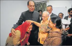  ??  ?? Mohsin Raza and his wife seeking blessings of their family after the registrati­on of marriage.