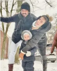  ?? INSTAGRAM
FOTO ?? Reza geniet met zijn vrouw en zoontje van het winterweer in Nederland.