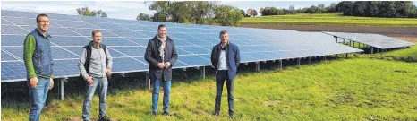 ?? FOTOS: E.ON ?? Die Solarpark-Betreiber (von links) Jörg Waggershau­ser und Franz Fluhr, Bürgermeis­ter Mathias Henne und Ralf Kuss, E.ON-Vertriebsl­eiter für Baden-Württember­g, bei der Einweihung der PV-Anlage Hierbühl in Bad Waldsee.